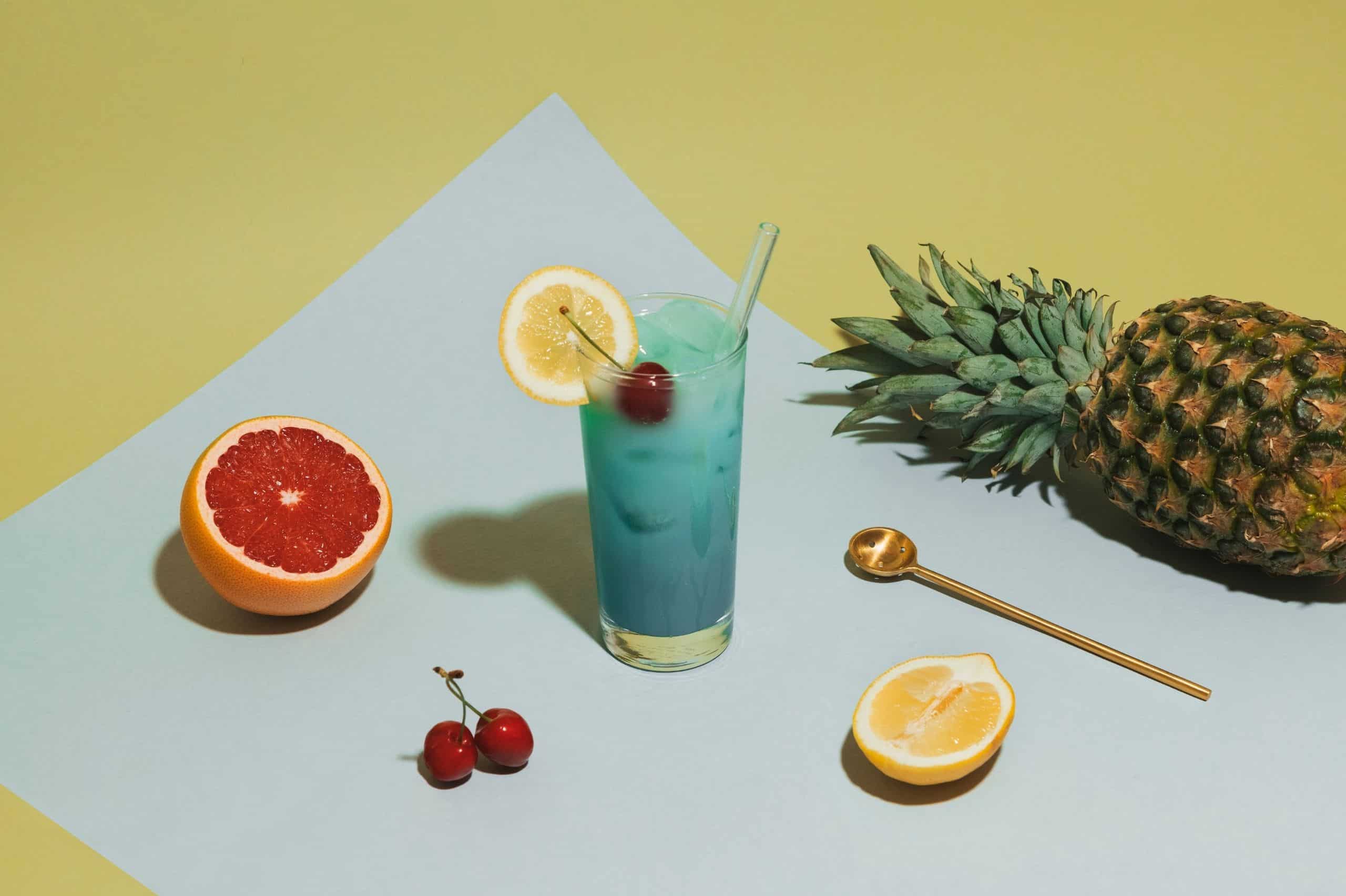 Un cocktail azzurro con frutta